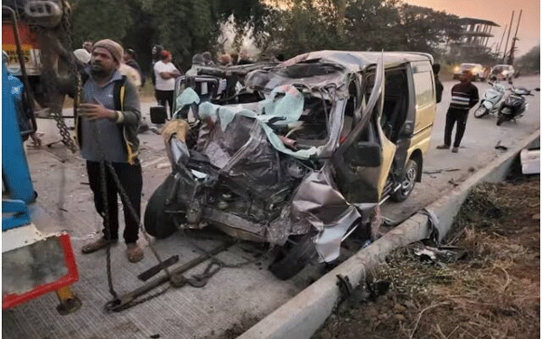 मुंबई-गोवा राष्ट्रीय राजमार्ग पर कार और ट्रक टक्कर, 9 लोगों की मौत
