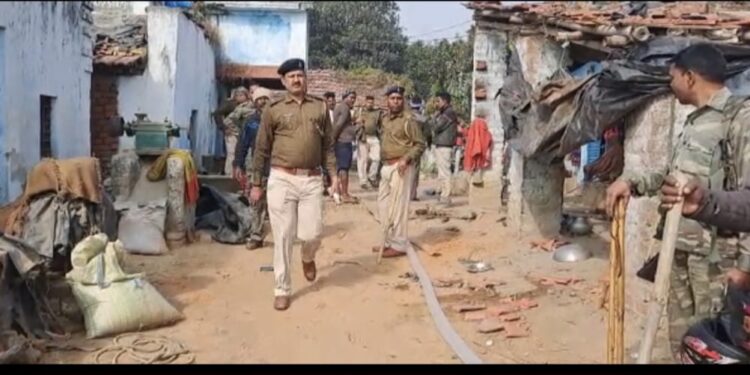 बालूबंकर डुमरकुंडा गांव में गश्त लगाती पुलिस