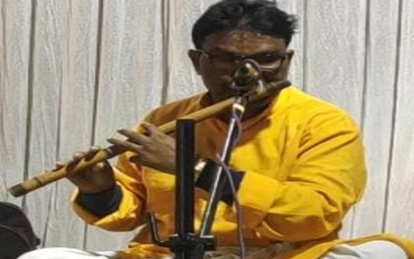 अंतरराष्ट्रीय शहनाई और बांसुरी वादक कुश कुमार कारवा की फोटो.