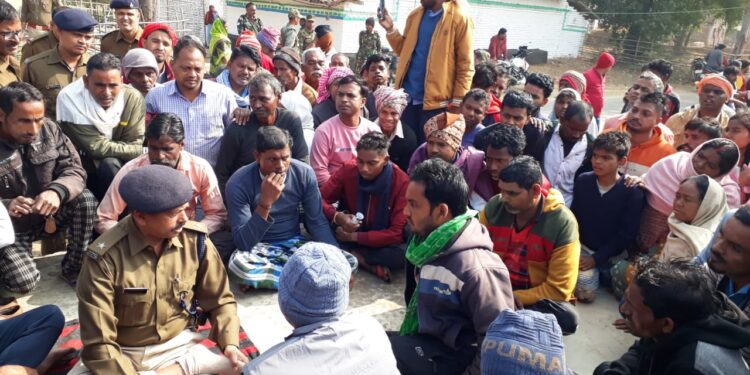 ग्रामीणों साथ बेठक कर तस्करो से पूछ ताछ करते तोपचाची  थाना प्रभारी जय राम प्रसाद