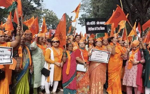 मुंबई : हिंदू संगठनों ने जन आक्रोश मोर्चा निकाला, लव जिहाद, धर्मांतरण विरोधी कानून लागू करने की मांग