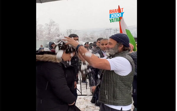 भारत जोड़ो यात्रा : श्रीनगर में आखिरी दिन बर्फ से खेलते नजर आये राहुल और प्रियंका गांधी,  ट्विटर पर शेयर किया वीडियो