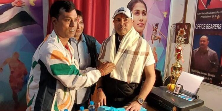 रणविजय सिंह को शॉल ओढ़ाकर सम्मानित करते भाटिया एथलेटिक्स अकादमी के निदेशक आशु भाटिया 