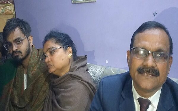 दिवंगत व्यवसायी सुनील कुमार गुप्ता की पत्नी के साथ कांग्रेस नेता आरसी मेहता
