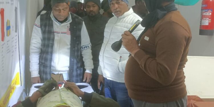 विधायक भूषण बाड़ा ने जख्मी युवक को अपने वाहन से पहुंचाया अस्पताल