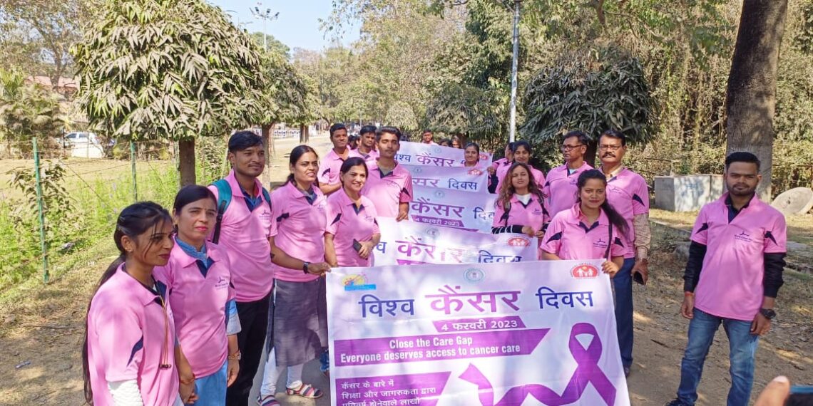 विश्व कैंसर दिवस पर निकाली गई रैली में शामिल स्वास्थ्य कर्मी