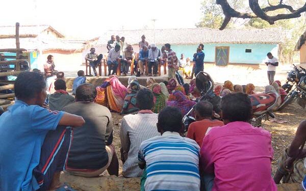 मुंडा कोंकाधर नायक को हटाने की मांग को लेकर बैठक करते ग्रामीण.