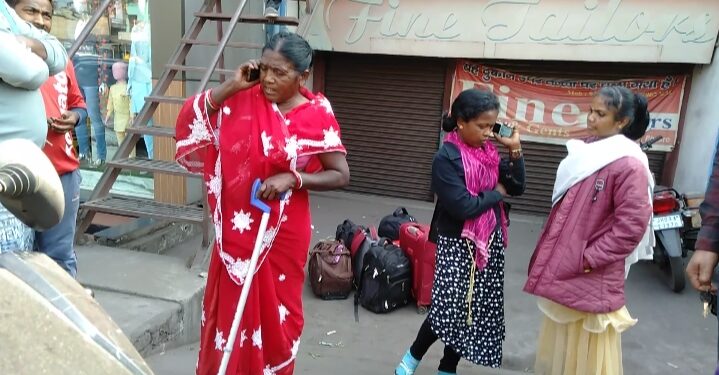 बैंगलुरु जाने से पहले रोकी गई महिला व नाबालिग