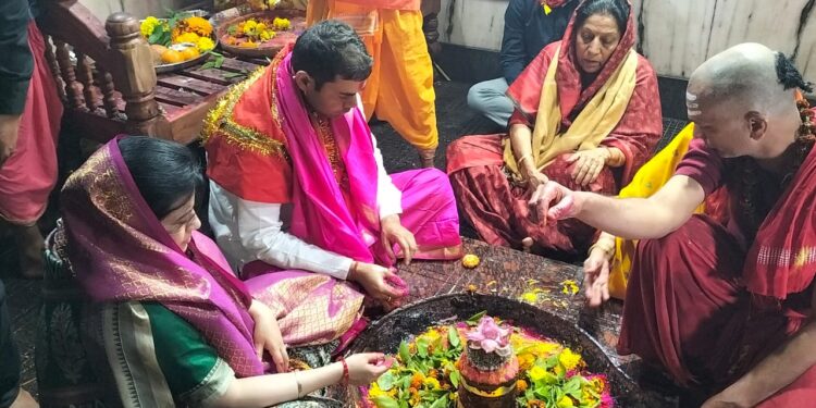 महाशिवरात्रि की रात शिव व पार्वती विवाह अनुष्ठान में सपत्नीक शामिल डीसी रविशंकर शुक्ला
