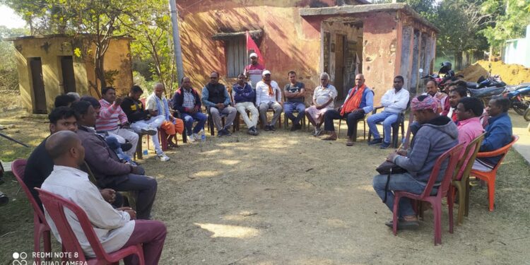 बैठक में शामिल ग्रामीण और भाकपा माले कार्यकर्ता