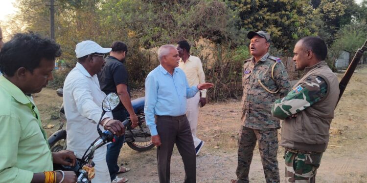 मैदान के समीप स्थानीय लोगों से बात करती बलियापुर पुलिस