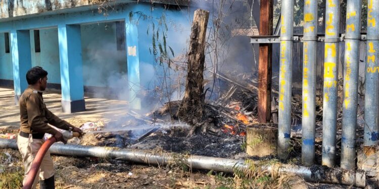 डीजीएमएस कैंपस में आग बुझाते दमकल कर्मी