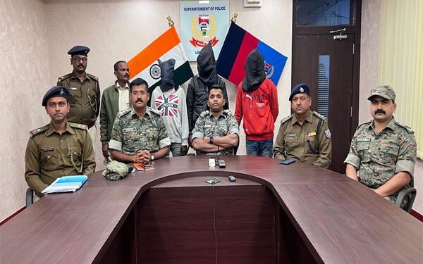 लोहरदगा में पीएलएफआइ के तीन उग्रवादी गिरफ्तार, बम बरामद