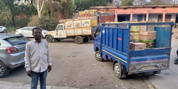 कृषि बााजार समिति बरवाअड्डा से माल लेकर जाने के तैयारी में वाहन