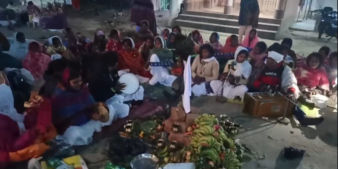 माघी पूर्णिमा के अवसर पर भगवान शिव की पूजा-अर्चन करते साफा होड़ आदिवासी