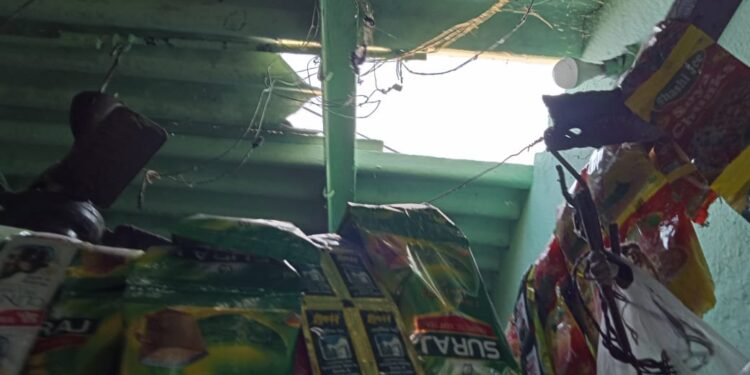 दुकान की छत का टूटा हुआ एडबेस्टस