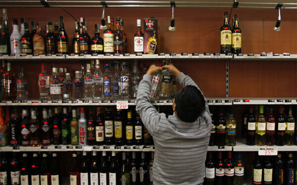 लातेहार : लाइसेंसी अंग्रेजी शराब की दुकानों में बेची जा रही नकली शराब