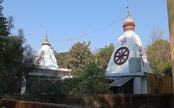 प्रखंड मुख्यालय परिसर स्थित शिव पार्वती मंदिर.