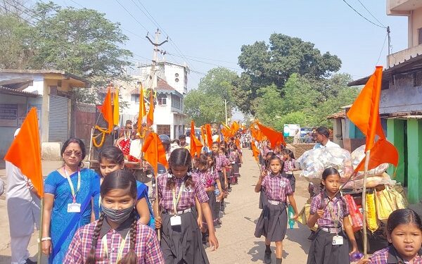 हिंदू नववर्ष शोभा यात्रा में शामिल विद्यार्थी. 