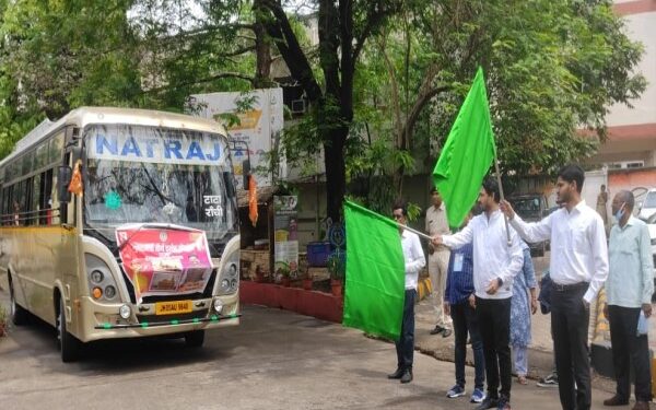 तीर्थ यात्रियों की बस को हरी झंडी दिखाते एसडीएम
