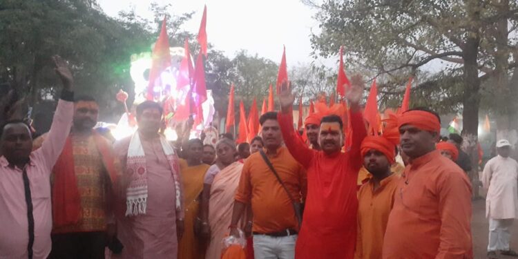 शोभा यात्रा में शामिल आरएसएस, बजरंग दल, वीएचपी व भाजपा कार्यकर्ता