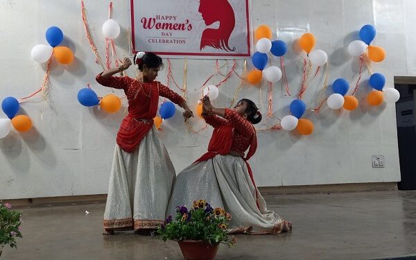 महिला दिवस पर नृत्य प्रस्तुत करती छात्राएं