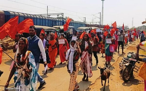 रैली निकालते स्थानीय मजदूर एवं ग्रामीण.