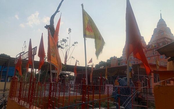 मंदिरों में लगाया गया भगवा झंडा.