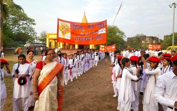 नववर्ष के अवसर प्रभात फेरी निकालते सरस्वती शिशु विद्या मंदिर के छात्र-छात्राएं.