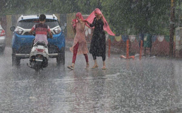 मौसम ने करवट बदली, उत्तर भारत में राज्यों में तेज बारिश, ओले भी बरसे, 300 वाहन अटल टनल में फंसे