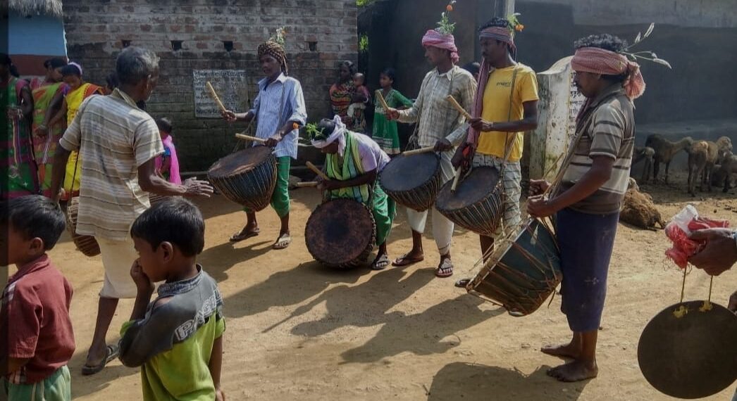 जाहेरथान में मांदर बजाते संथाल आदिवासी
