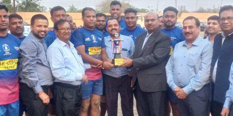 कब्ड्डी प्रतियोगिता की विजेता टीम के खिलाड़ियों को ट्रॉफी देते बीसीसीएल के निदेशक कार्मिक