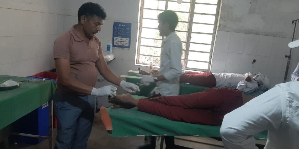 अस्पताल में भर्ती घायल छात्र