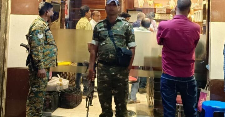 सर्वे के दौरान राधा कृष्ण ज्वेलर्स के बाहर तैनात सुरक्षा कर्मी