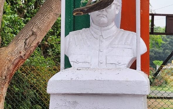 नेताजी सुभाषचंद्र बोस की प्रतिमा को बदमाशों ने पहनाई चप्पल की माला