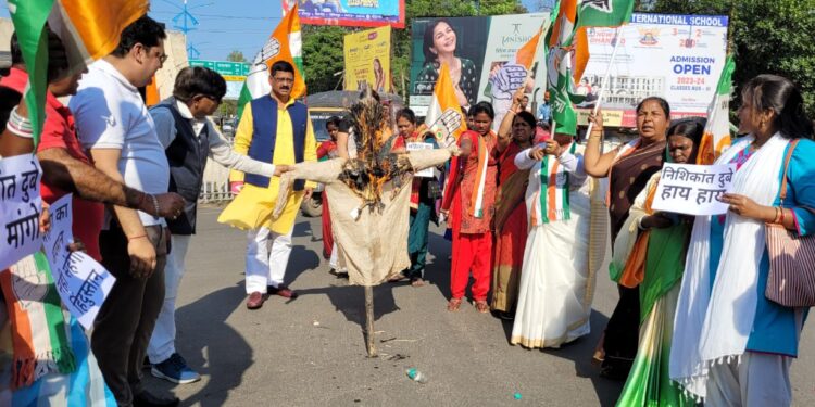 रणधीर वर्मा चौक पर सांसद निशिकांत दुबे का पुतला दहन करतीं महिला कांग्रेस की सदस्य व अन्य