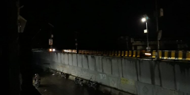 अंधेरे में डूबा रेलवे ओवर ब्रिज