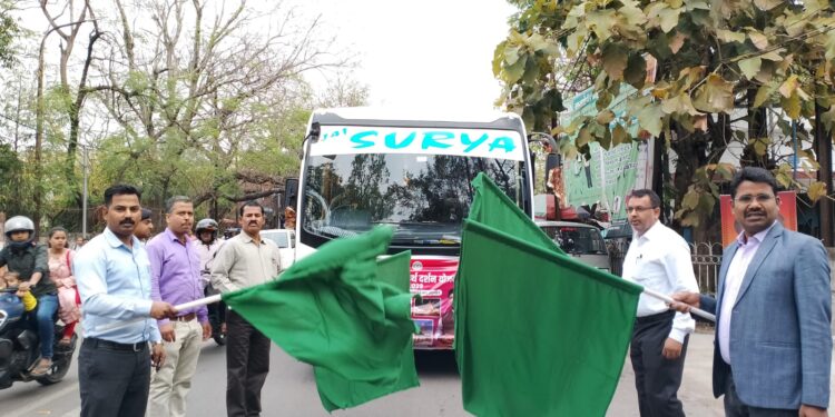 तीर्थ यात्री बस को समाहरणालय से हरी झंडी दिखाकर रवाना करते पदाधिकारी