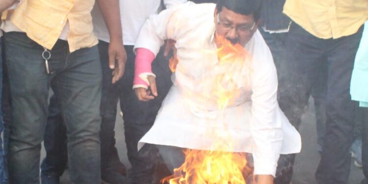 धनबाद के रणधीर वर्मा चौक पर केंद्रीय गृहमंत्री अमित शाह का पुतला दहन करते कांग्रेसी