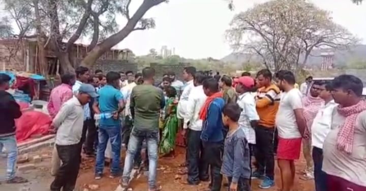 घटनास्थल पर जुटी ग्रामीणों की भीड़