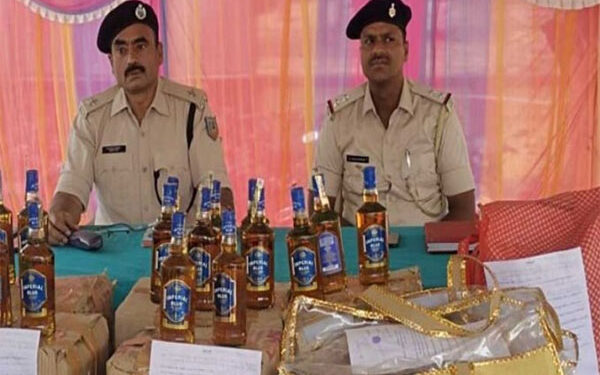 चतरा: नकली शराब की अवैध फैक्ट्री से 10 लाख का शराब बरामद, 2 तस्कर गिरफ्तार