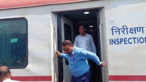 परिचालन से पूर्व रेलवे के अधिकारियों ने किया शिवपुर रेलवे स्टेशन का निरीक्षण