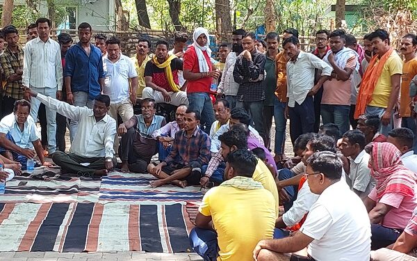 इच्छापुर में तालाब सौंदर्यीकरण के विरोध में बैठक करते ग्रामीण.