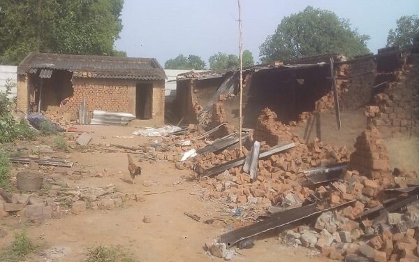  हाथियों के झुंड द्वारा क्षतिग्रस्त किए गए मकान.