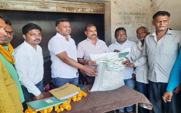 किसानों को धान का बीज वितरण करते विधायक मंगल कालिंदी