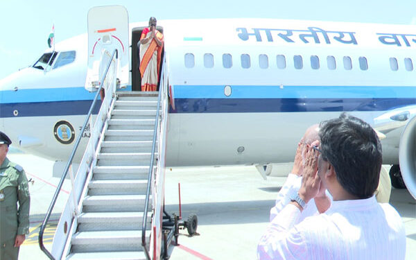झारखंड के तीन दिवसीय दौरे के बाद दिल्ली रवाना हुईं राष्ट्रपति द्रौपदी मुर्मू