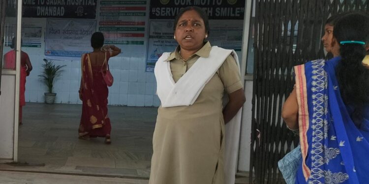 अस्पताल में तैनात महिला सुरक्षा कर्मी, जिसके साथ बदसलूकी हुई