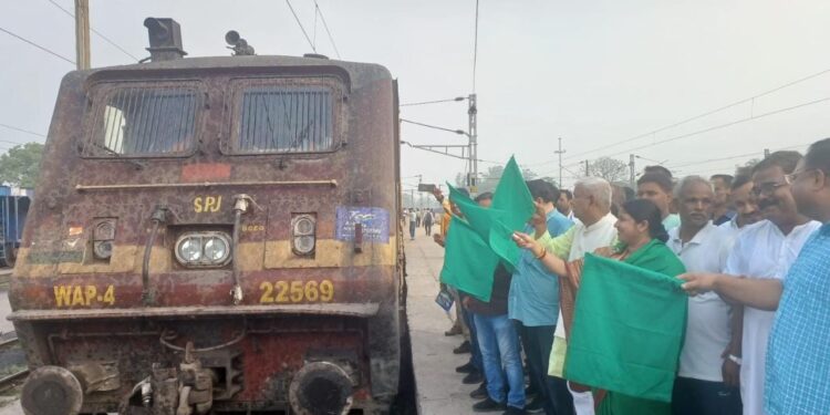 ट्रेन को हरी झंडी दिखाकर रवाना करते सांसद पी एन सिंह व अन्य