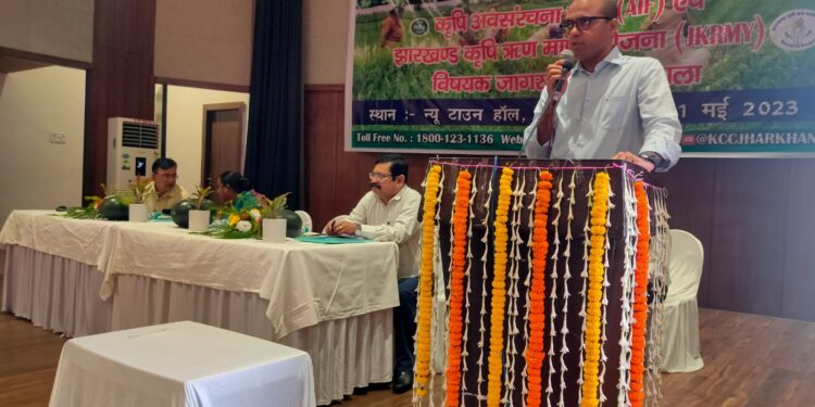कार्यशाला में किसानों को योजनाओं की जानकारी देते डीसी संदीप सिंह