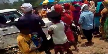 चंदवा : ग्रामसभा की मनाही के बाद भी सर्वेक्षण करने पहुंचे कर्मी, विरोध के बाद बैरंग लौटे